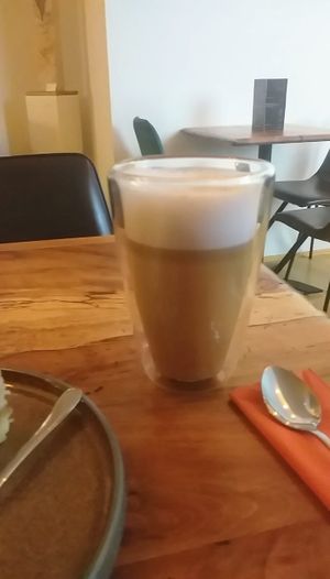 Wunderschöne, handgearbeitete Tische, jeder einzelne ein Unikat vom Schreiner.

Leckere Haferlatte. at portal cafe in Uberlingen