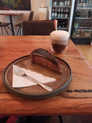 Vegane Schokotorte und heiße Schokolade at portal cafe in Uberlingen