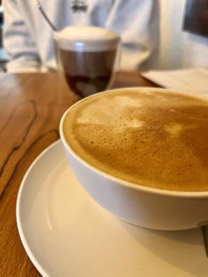 großer Cappuccino und heiße Schokolade  at portal cafe in Uberlingen