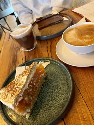 Getränke und zwei süße Stücke (insg. ca 18€ ohne Trinkgeld)  at portal cafe in Uberlingen