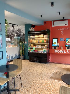 Drink selection, interior at Island Poké in Nantes