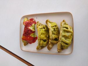 Gyozas vegan - 1 com molho picante at Kimono Sushi Bar in Vila Nova De Santo Andre