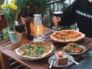 Vegane Pizzen geliefert 🥰 es gibt jeden Tag ein veganes Dessert  at L'Incontro in Karlsruhe