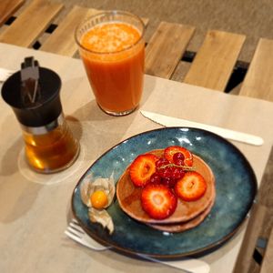 Home-made pancakes with fresh fruits (and a smoothie!) at Grava Bike Café in Barcelos