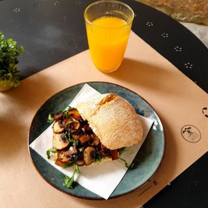 Sourdough bread with hummus, sautéed mushrooms and arugula at Grava Bike Café in Barcelos