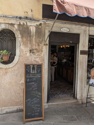 view from the street at La Bottiglia in Venice