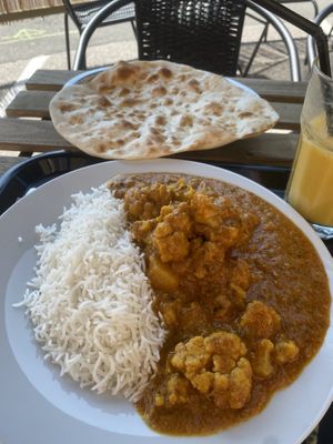 Aloo gobi & naan😄  at Veggoa in Boras