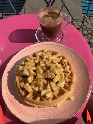 Vegane waffle with apple & apple sauce plus vegan hot chocolate   at Wafele in Berlin