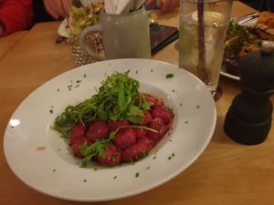 Rote Beete Gnocchi mit Rucola, Pinienkernen und getrockneten Tomaten at Stragula in Munich