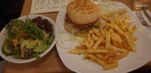 Vegan burger - it is full of raw onions, watch out! at Stragula in Munich