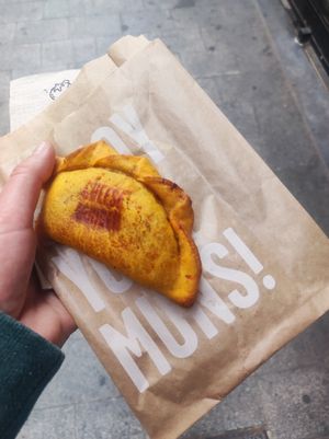 Vegan cheeseburger empanada at Las Muns in Alicante