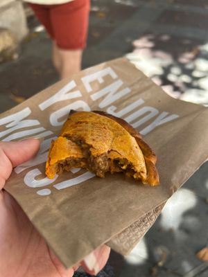 Cheeseburger vegana, dos opciones de empanadas pero muy buena   at Las Muns in Alicante