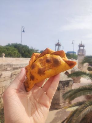 Cheeseburger empanada at Las Muns in Valencia