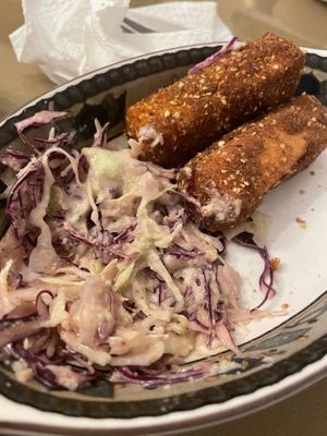 Palitos de tofu crocantes com salada de repolho - surreal de gostoso!!!  at Altramuz in La Paz