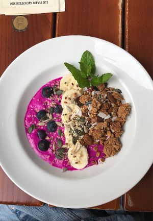 Dragonfruit smoothie bowl at Le Pain Quotidien - Spuistraat in Amsterdam