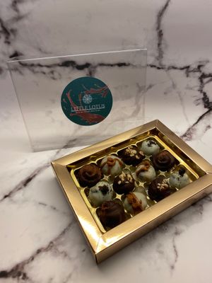 X12 selection box including: 
🤎Double Milk Chocolate (GF)
🤎White Choc & Biscoff 
🤎White Choc & Oreo
🤎Peanut Butter (GF) at Little Lotus Chocolates in Snodland