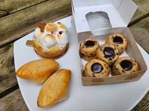 Coffret de 10 mini tigrés, madeleines, tarte au citrons at Michel MaBelle Saint Pierre in Bordeaux