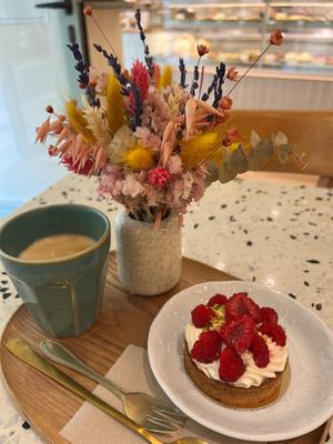 Raspberry pistachio tarte at Michel MaBelle Saint Pierre in Bordeaux