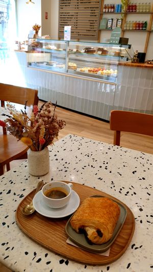 Espresso en pain au chocolat at Michel MaBelle Saint Pierre in Bordeaux