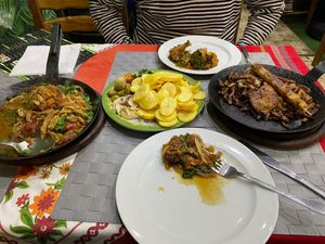 Cauliflower makluba, potatoes and grillmix teller at Vegano Mezo in Berlin