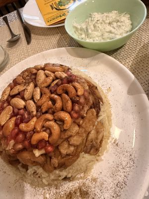 Makluba – 
mit frittierten Auberginen, Reis, Mandeln, Cashew, Zaziki und Sojageschnetzeltem  at Vegano Mezo in Berlin