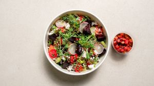 Mixed leaves, lentils, beetroots, carrots, 'feta' cheese, celery, cherry tomatoes, radishes and microgreens. 

Dressing: Berries, balsamic vinegar and olive oil at GOVINDA in San Gwann