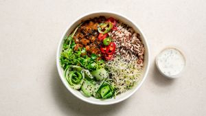 
Mixed leaves, rice, chana masala: tomatoes, coconut milk, onions, fresh coriander, cucumber, black sesame seeds, microgreens and chilies. Dressing: soya yogurt, cucumber and mint at GOVINDA in San Gwann