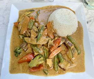 Erdnuss Satee mit Räuchertofu und Basmatireis  at frida kahlo cocktail & kitchen in Nuremberg