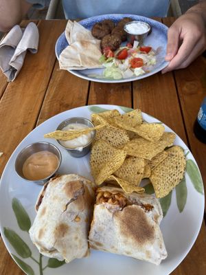 Principales: falafel (pedir salsa vegana) y burritos veganos con veganesa y salsa picante  at Wanaka in Tarifa