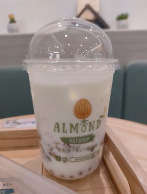 Almond Drink with Hulless Barley and Peach Gum 養顏青鑽桃膠杏仁茶吸吸 at Almond Dessert - 杏甜品 - Kwai Fong in New Territories