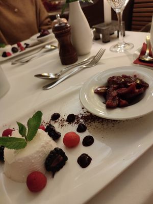 Veganes Kokos panacotta mit Zimt Pflaumen  at Heck-Art in Chemnitz