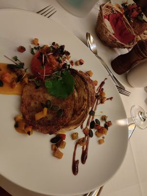 Veganes Kartoffelpuffer mit gebackenen Wirsing und einer Tomate mit Couscous Füllung  at Heck-Art in Chemnitz