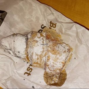 veganes mandelcroissant (glaub ich), sehr süß at Bäckerei Riegler - Hbf in Weinheim