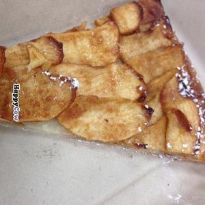 warm apple crisp with a sprinkle of powdered sugar at Healthy Junk in Anaheim