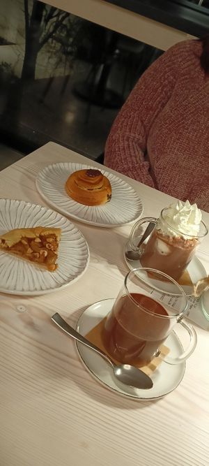 Vegan hot chocolate and vegan pear pie, regular hot chocolate with whipped cream and pastry with hazelnut spread at Nonno Andrea in Villorba