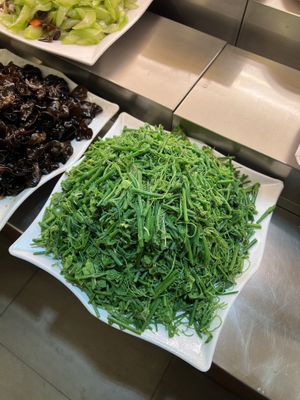 Buffet options  at Minder Vegetarian 明德素食 - Eslite Mall in Taipei