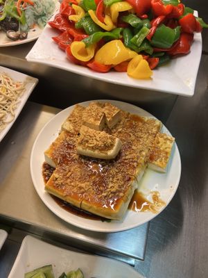 Buffet options  at Minder Vegetarian 明德素食 - Eslite Mall in Taipei