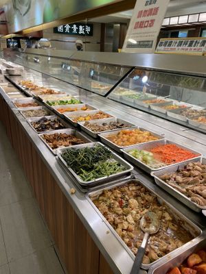 Lots of options, but no labels  at Minder Vegetarian 明德素食 - Eslite Mall in Taipei