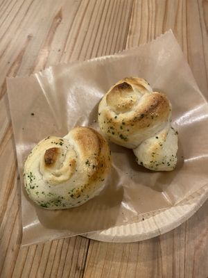 garlic bread knots   at Hughes Pizza ヒューズ ピザ in Osaka