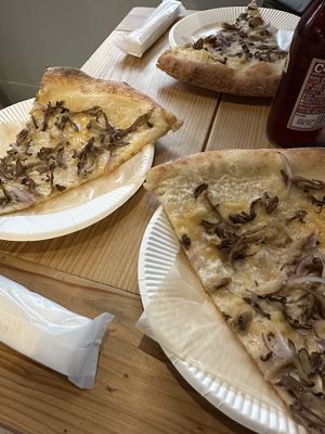 Two yums up!  at Hughes Pizza ヒューズ ピザ in Osaka
