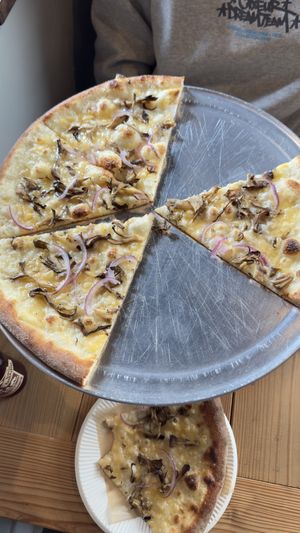 Vegan maitaki with cream sauce and onions… FABULOUS !  at Hughes Pizza ヒューズ ピザ in Osaka