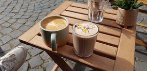 Milchkaffee und Chai latte (mit Hafermilch) at Nourish Mother Earth in Saarbrucken