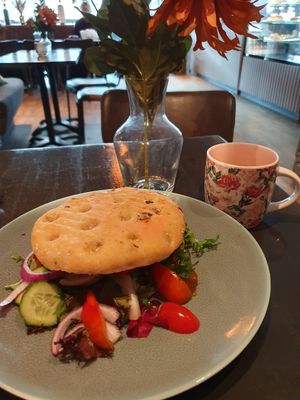 Vegan pesto foccacia and free refill coffee at Hvelvet Bistro in Aandalsnes