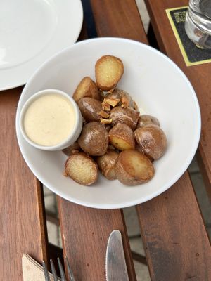Batatas  at VÜMO in Porto
