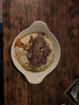 Hummus main dish   at VÜMO in Porto