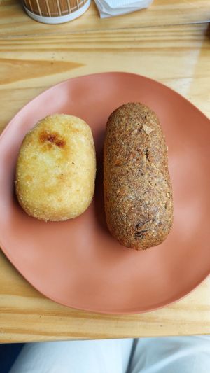 Risole de presunto e queijo, e quibe recheado com homus at Quitute Pra Iaiá in Santos