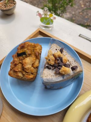 Pumpkin-Cake and Chocolate-Cake with cream (raw?) at Moonggoojeom Vegan Bakery in Busan