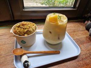 Pistaccio cream and Mango drink at Moonggoojeom Vegan Bakery in Busan