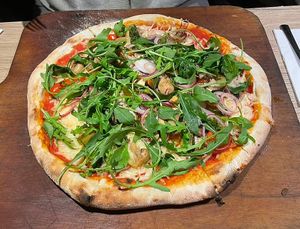 Vegane Pizza (zum selber zusammenstellen) mit Rucola, Zwiebeln, Pilze, gebratenes Gemüse, veganer Käse  at Bella Ciao in Wittdun