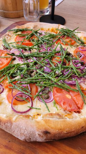 Pizza mit Zwiebeln, Tomaten, Kapern, Queller und veganem Käse at Bella Ciao in Wittdun